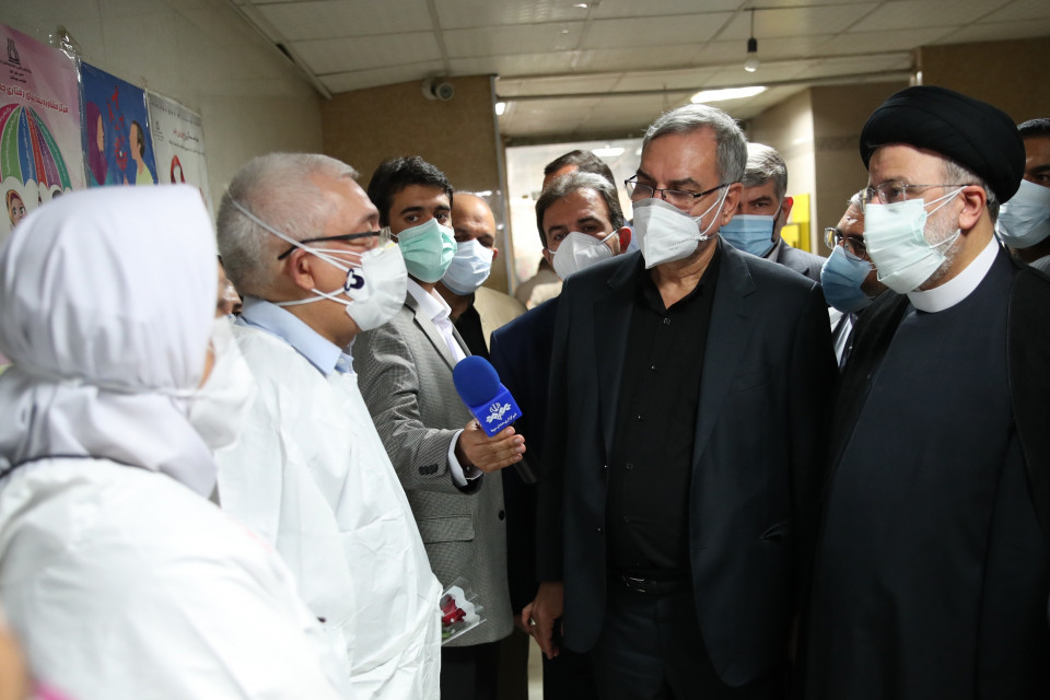 در بازدید رئیس جمهور از بیمارستان کرونایی اهواز انجام شد؛ دستور آیت‌الله رئیسی برای رفع فوری کمبودهای بهداشتی و درمانی خوزستان