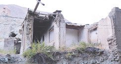 انجام آواربرداری از خانه‌های تخریبی روستای سیل زده بارده