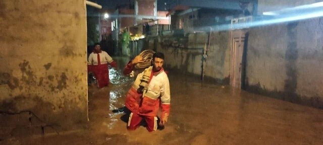 امدادرسانی به ۴۸ خانوار گرفتار  در سیل بجنورد