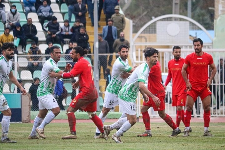 مدعی شدن ۴ تیم برای صعود و۳ گزینه سقوط