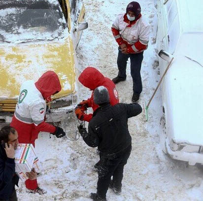 امدادرسانی به بیش از ۳۰۰۰ هموطن گرفتار در برف گیلان