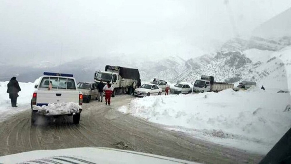 خراسان شمالی گرفتار در برف؛ از اسکان  ۵۲ نفر تا تردد با زنجیر چرخ