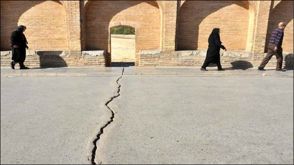 فرونشست زمین در اصفهان به مرز بحران زیست‌محیطی نزدیک شده است