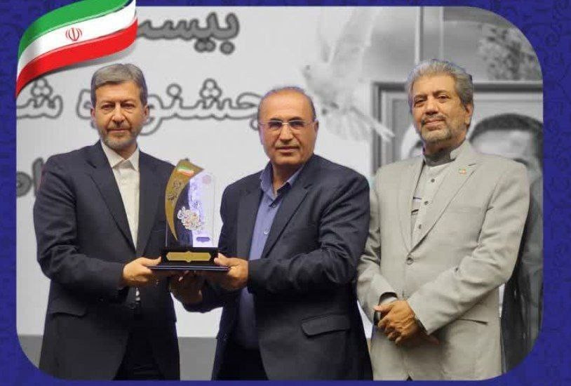 تندیس برترین دستگاه اجرایی به شهردار  نجف آباد رسید