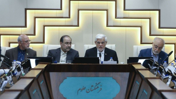 عارف: کشور از قطع روابط علمی با جهان ضرر می‌کند