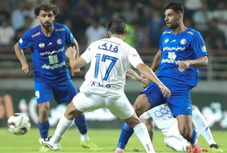 استقلال قهرمان می‌شود