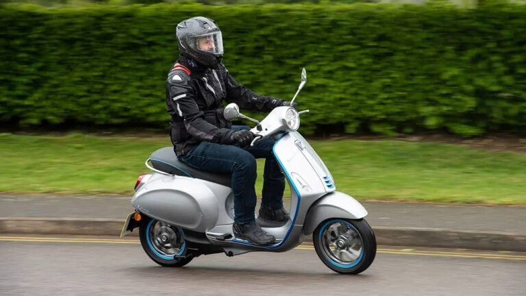 راکبان موتورسیکلت‌های برقی باید گواهینامه داشته باشند