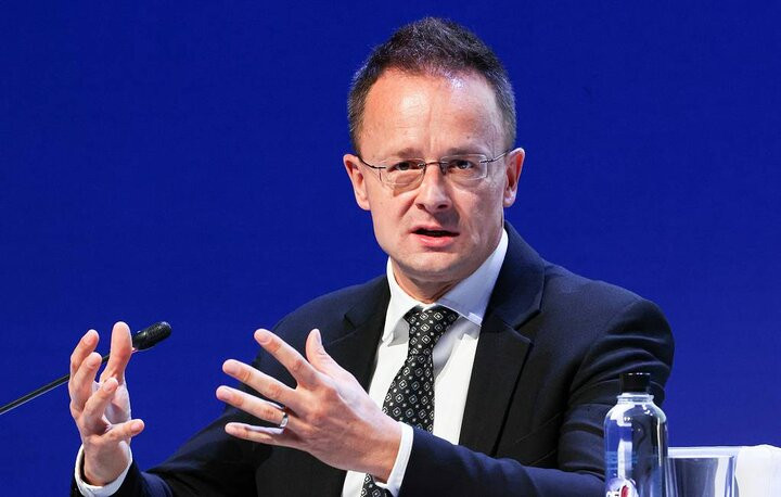 سیارتو:روسیه و مجارستان باید در مقابل فشار خارجی ایستادگی کنند