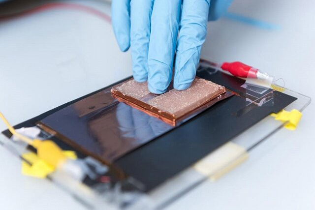 وقتی نور و فشار همزمان برق تولید می‌کنند