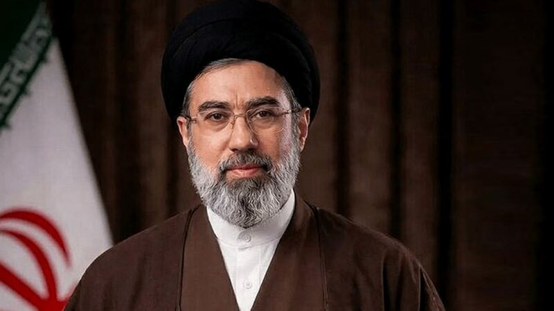 رهبر انقلاب: ارتش اسلام دلاورانه از کشور  و پرچم خود دفاع می‌کند