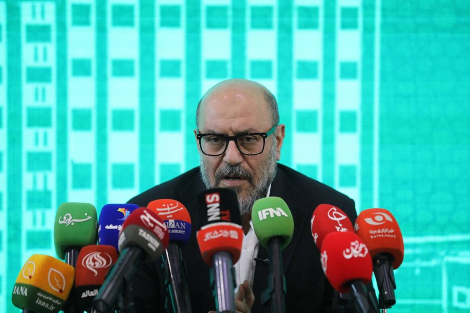 بنیاد مستضعفان برای بازسازی تأسیسات نفتی در کنار وزارت نفت ایستاده‌ است